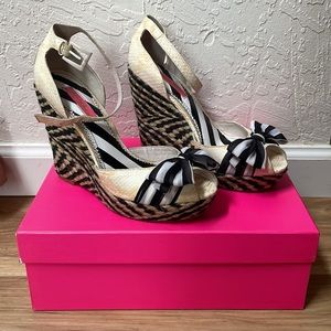 Betsey Johnson black and white sandals size 8 1/2
